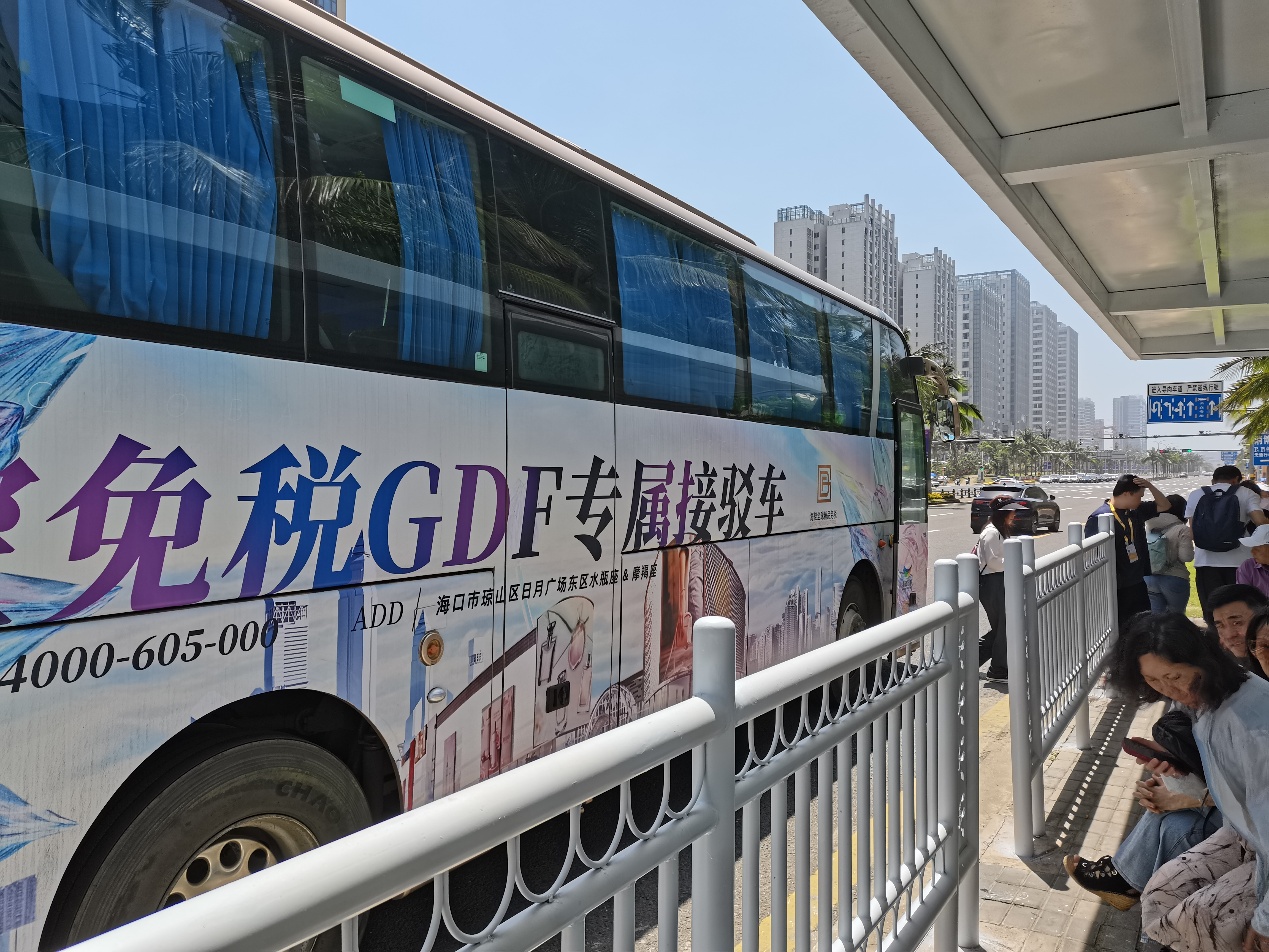 ?？孛舛悺跋＞€”接駁車停靠在站臺。李浩蓉攝