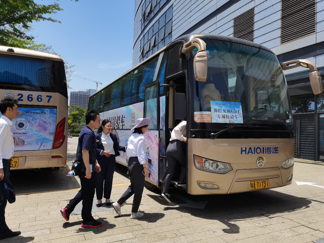 ?？孛舛悺跋＞€”接駁車接送乘客。李浩蓉攝