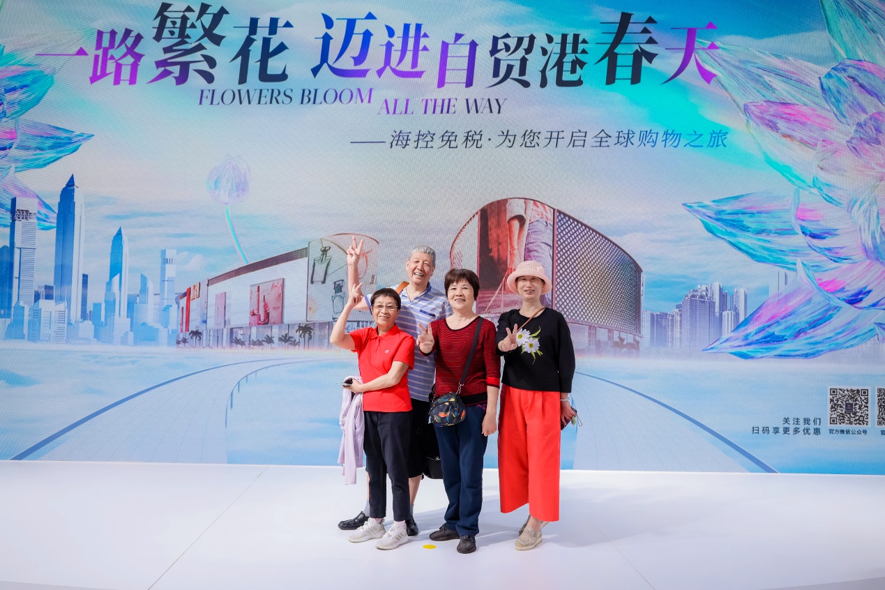 觀展者在?？孛舛愓桂^打卡。海控免稅供圖