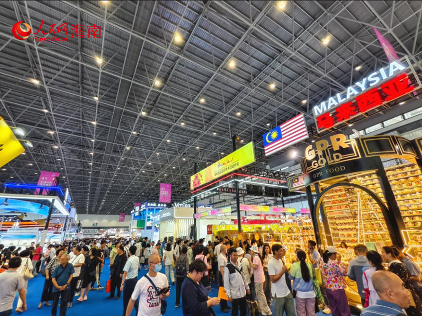 4月17日，第五屆消博會(huì)迎來(lái)公眾開(kāi)放日，眾多市民、客商來(lái)到主會(huì)場(chǎng)海南國(guó)際會(huì)展中心參觀、購(gòu)物。人民網(wǎng) 符澤民攝