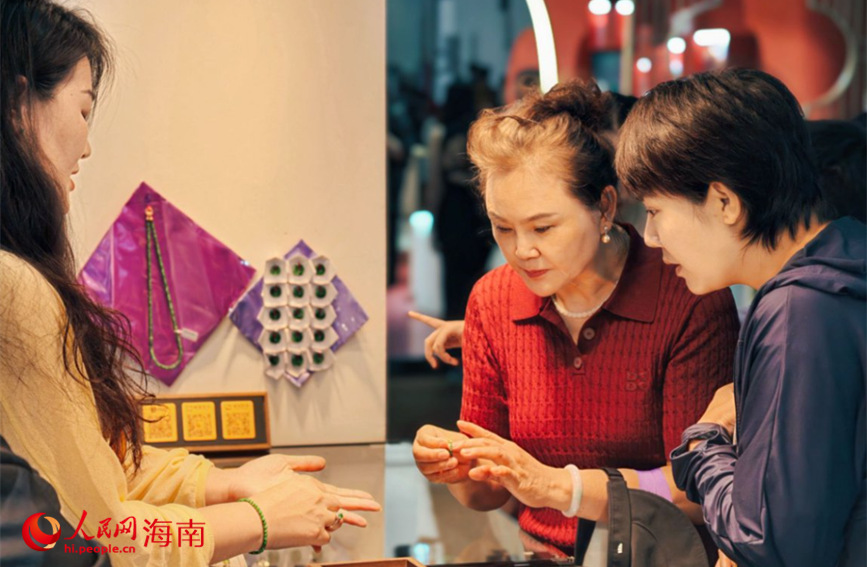 展商在第五屆消博會(huì)上配合觀眾試戴首飾。人民網(wǎng) 符澤民攝