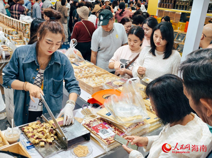 觀眾在第五屆消博會上選購零食。人民網(wǎng) 符澤民攝