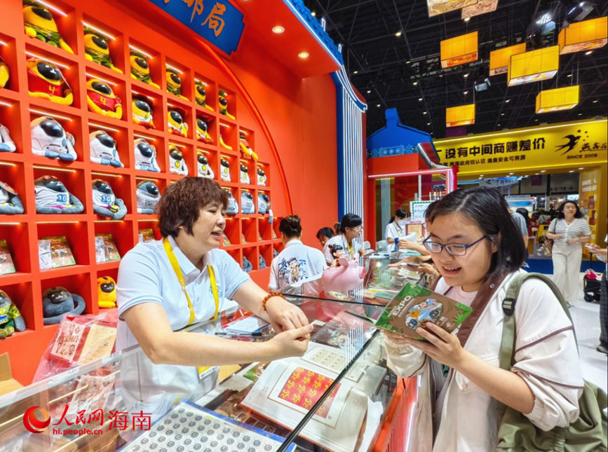 觀眾在第五屆消博會上領(lǐng)取消博護照打卡獎品。人民網(wǎng) 符澤民攝