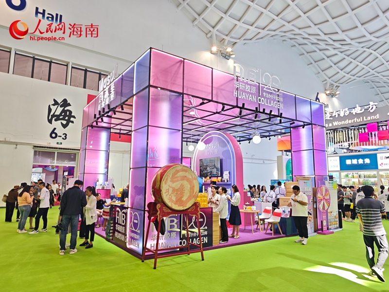 海南華研展館吸引眾多觀展者、采購(gòu)商關(guān)注。人民網(wǎng)記者 牛良玉攝