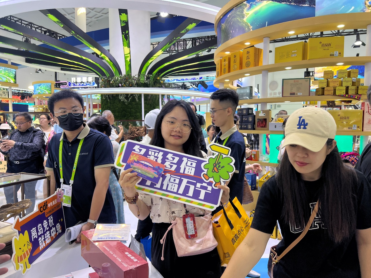 觀展者在消博會海南館萬寧展區(qū)打卡。萬寧商務(wù)局供圖