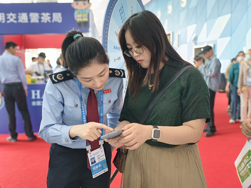 瓊海市稅務(wù)局工作人員指導(dǎo)納稅人進(jìn)行稅務(wù)申報。伍茜攝