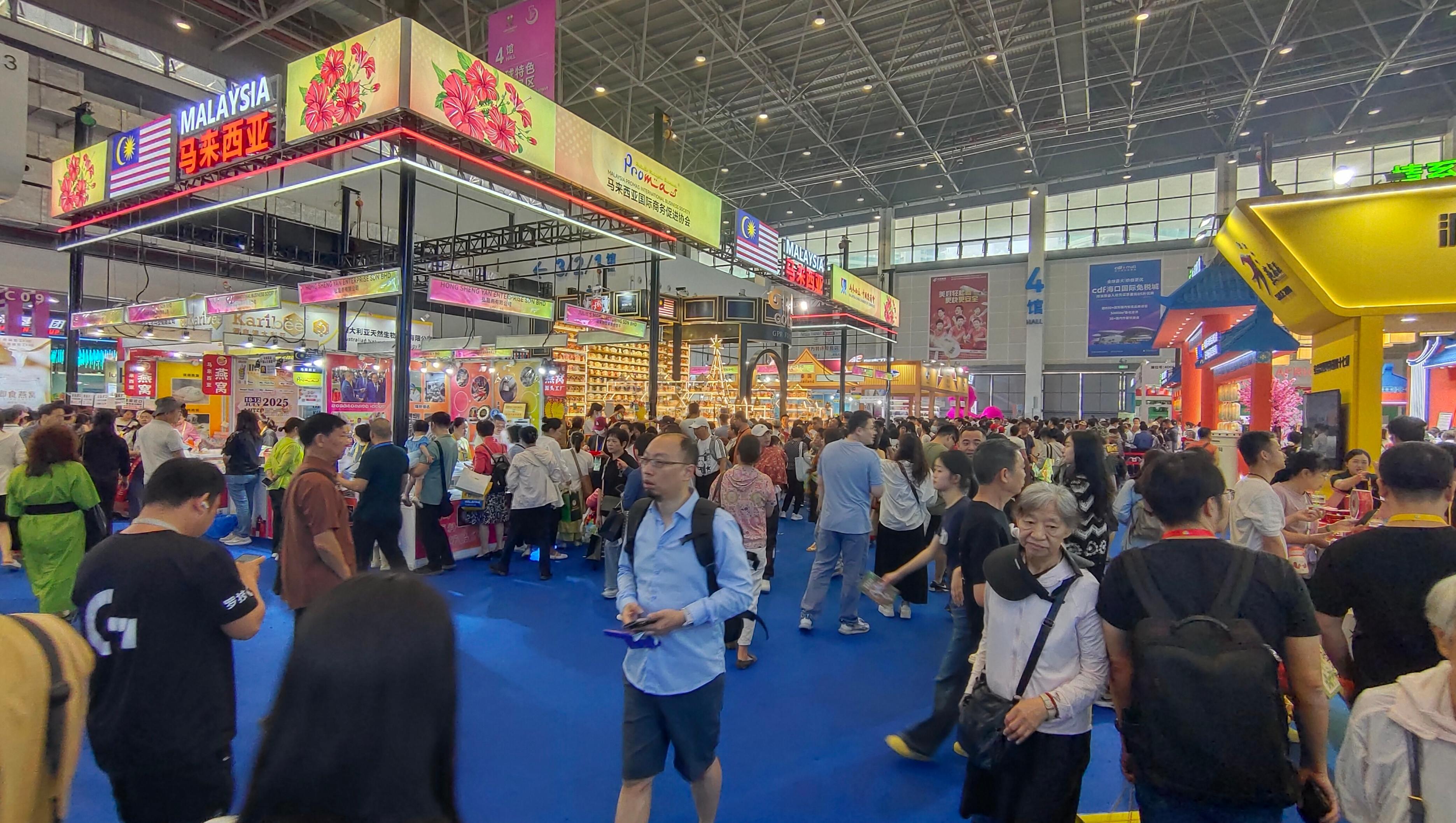 消博會迎來公眾開放日，眾多市民、客商來到展館參觀、購物。人民網(wǎng)記者 李彤攝
