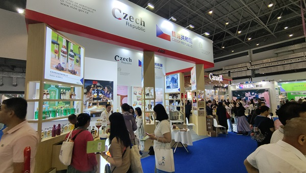 觀展者在各國展臺采購、咨詢。人民網(wǎng)記者 李彤攝