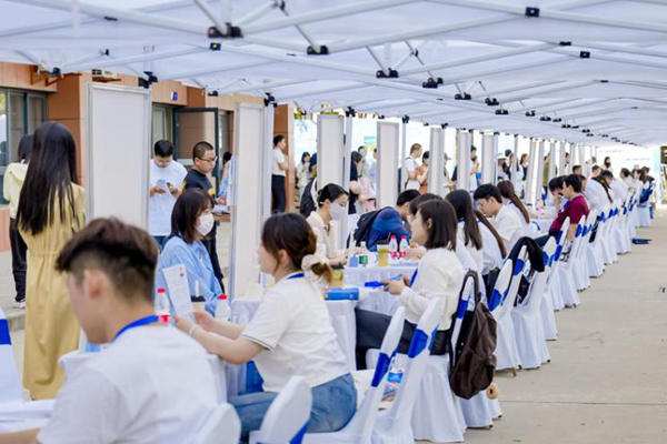 三亞企業(yè)的招聘人員向前來(lái)應(yīng)聘的學(xué)子詳細(xì)介紹三亞的人才政策。 主辦方供圖