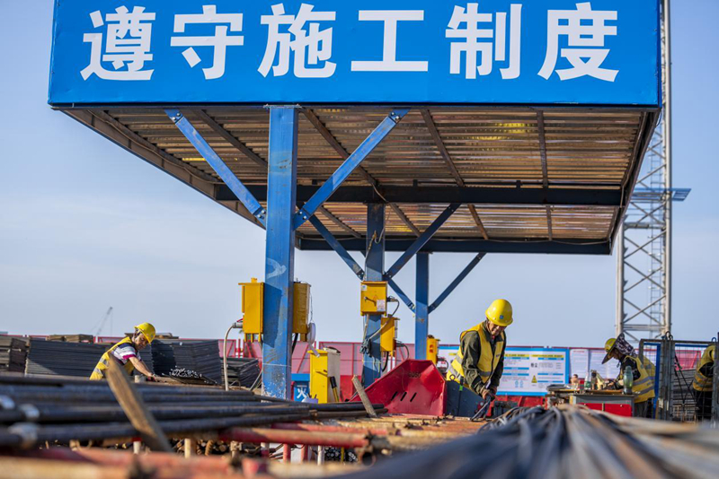 工人在加工鋼筋。林雙雄攝
