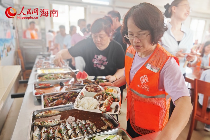 社區(qū)工作者們排隊(duì)有序就餐。 人民網(wǎng) 枉源攝