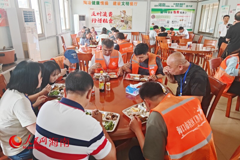 龍華區(qū)中山街道的社區(qū)工作人員正圍坐一起用餐并交流工作經(jīng)驗(yàn)。 人民網(wǎng) 枉源攝