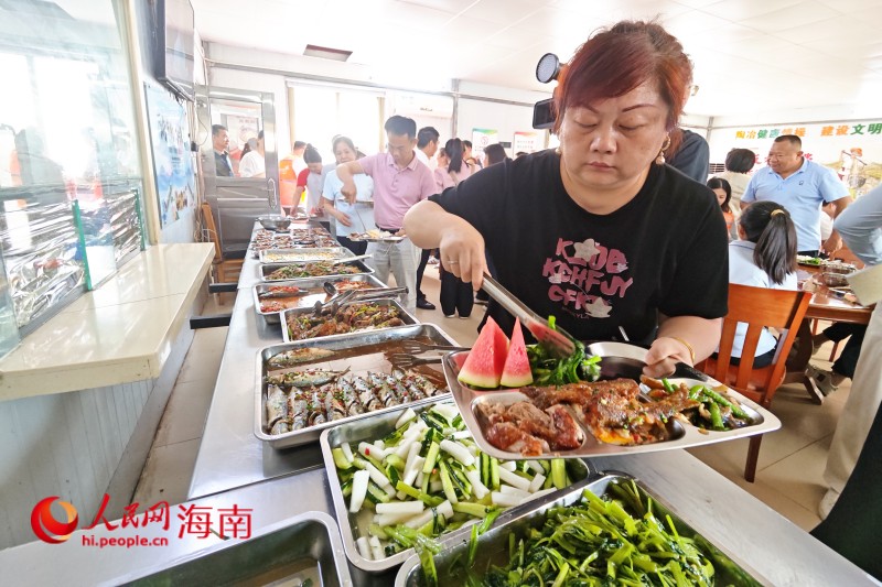 海口市龍華區(qū)中山街道食堂為社區(qū)工作者提供了豐盛的餐食。 人民網(wǎng) 枉源攝