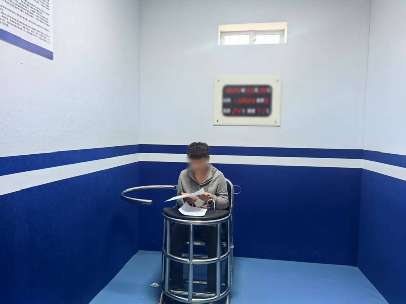 犯罪嫌疑人接受審訊。海南省公安廳反走私和海岸管理總隊(duì)第二支隊(duì)供圖