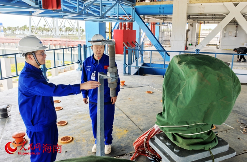 海南商業(yè)航天發(fā)射場(chǎng)一號(hào)發(fā)射工位首席指揮員張小軍（左）在檢查一號(hào)發(fā)射工位恢復(fù)情況。人民網(wǎng)記者 毛雷攝
