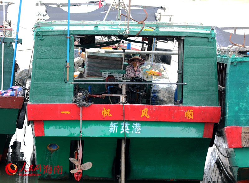 漁民正在整理漁網(wǎng)。人民網(wǎng)記者 符武平攝