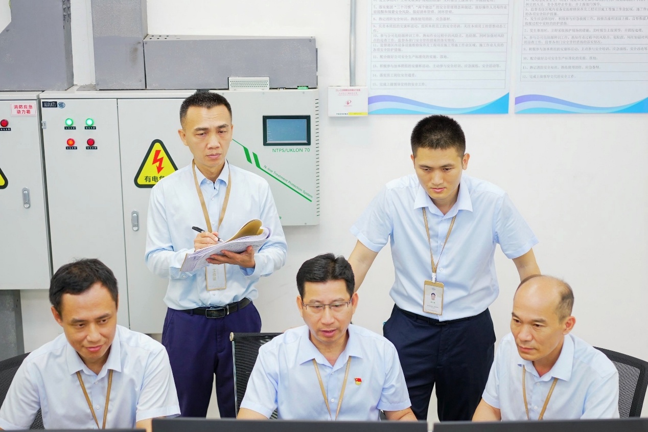 研判會(huì)商安全生產(chǎn)形勢(shì)。新海港供圖