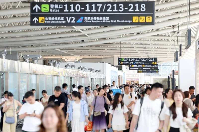 三亞鳳凰國際機(jī)場航站樓出行客流。三亞鳳凰國際機(jī)場供圖