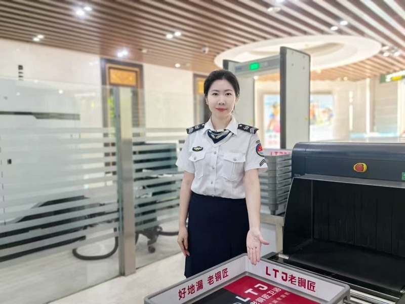 李蓓在安全檢查站分流引導(dǎo)。三亞鳳凰國際機(jī)場供圖