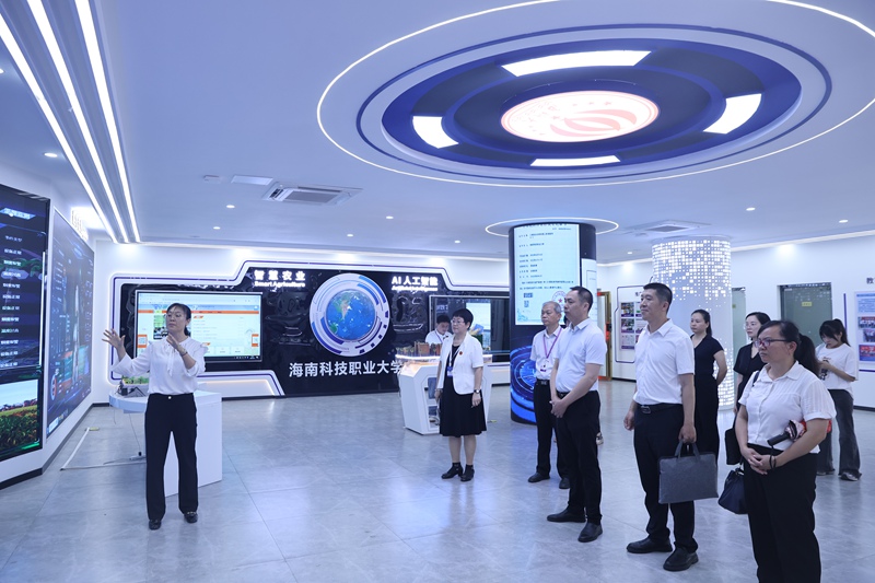 參觀了解學(xué)校辦學(xué)成果。瓊中人社局供圖