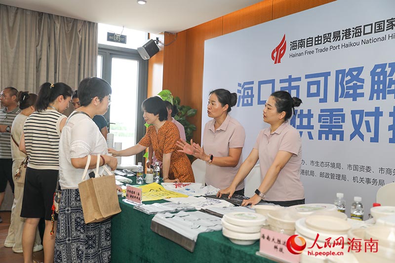 采購商現(xiàn)場了解產(chǎn)品相關(guān)情況。人民網(wǎng)記者 牛良玉攝
