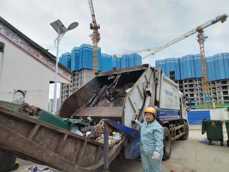 方金花在工作中。吉陽(yáng)區(qū)宣傳部供圖
