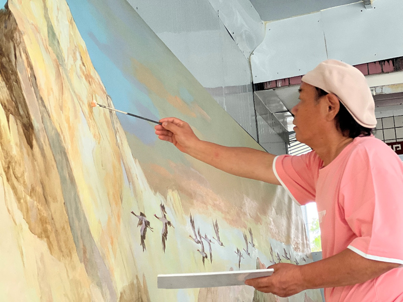 吳靜雨在創(chuàng)作巨幅畫作《喜馬拉雅山脈》。主辦方供圖