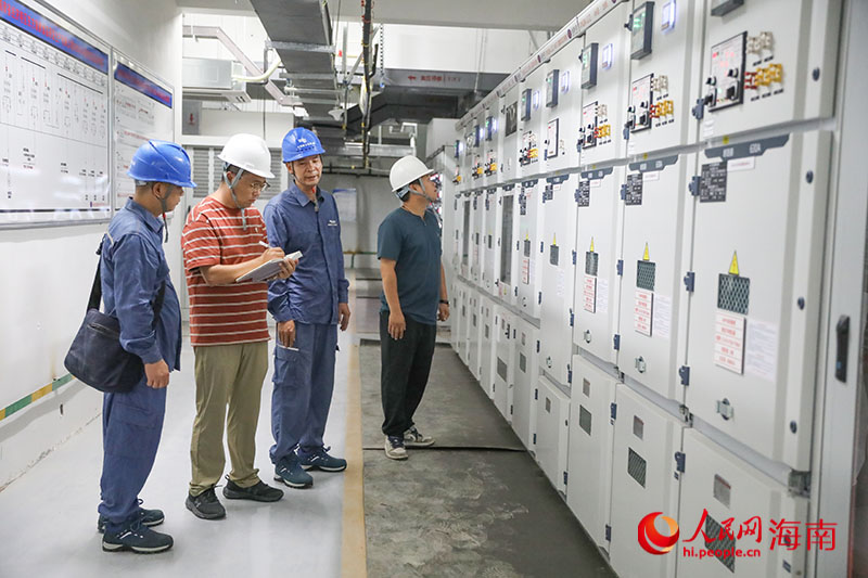 企業(yè)秘書與供電所、企業(yè)相關(guān)負(fù)責(zé)人走進(jìn)變電房了解情況。人民網(wǎng)記者 牛良玉攝