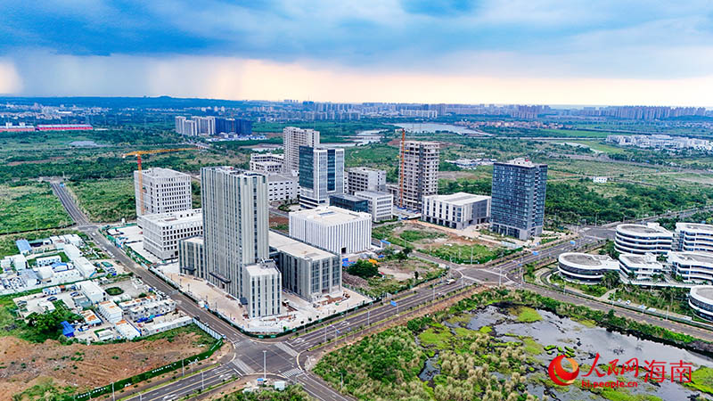 俯瞰日新月異的海口國家高新區(qū)美安生態(tài)科技新城。人民網(wǎng)記者 牛良玉攝