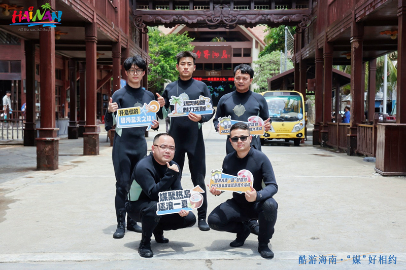 媒體采風(fēng)團(tuán)成員在南灣猴島拍攝獼猴。主辦方供圖