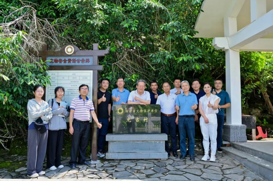 考察組在老城鎮(zhèn)龍吉村考察，根據(jù)充分史料證明，這里是古驛道自瓊州府城入澄邁境內(nèi)第一站——七里鋪。