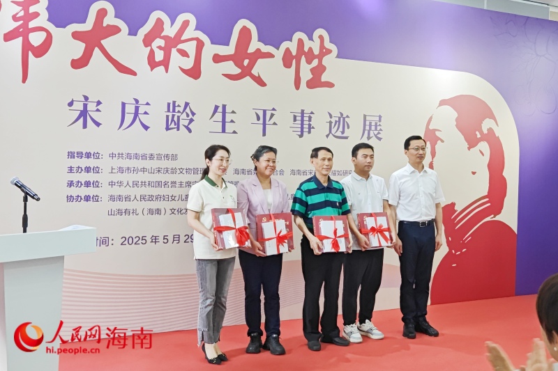 現(xiàn)場(chǎng)贈(zèng)書(shū)環(huán)節(jié)。 人民網(wǎng) 枉源攝
