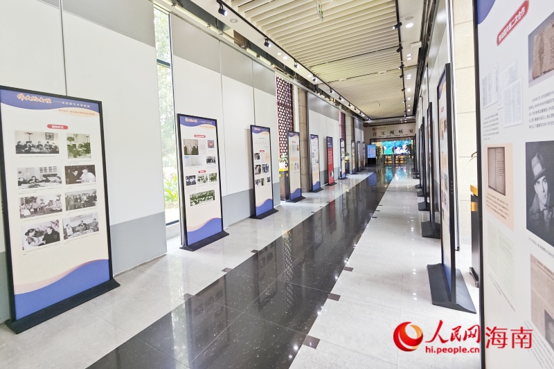 “偉大的女性——宋慶齡生平事跡展”海南省圖書(shū)館展覽現(xiàn)場(chǎng)（局部）。 人民網(wǎng) 枉源攝