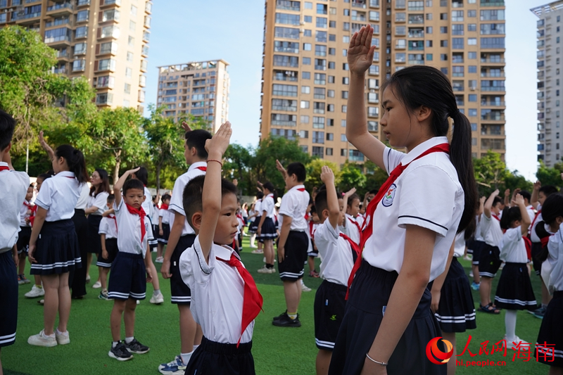 新老隊(duì)員互敬隊(duì)禮。人民網(wǎng)記者 毛雷攝