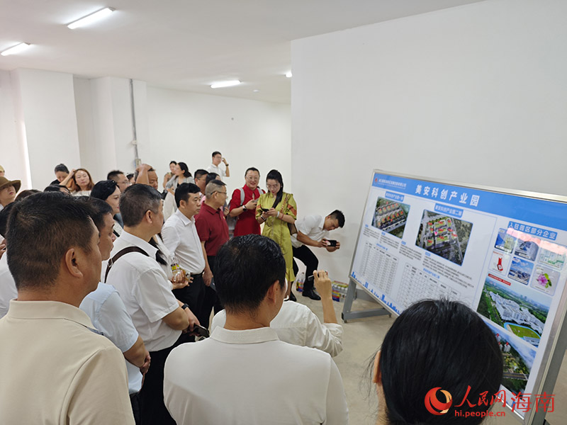 省內(nèi)商協(xié)會(huì)、企業(yè)代表進(jìn)行實(shí)地調(diào)研走訪。人民網(wǎng)記者 牛良玉攝