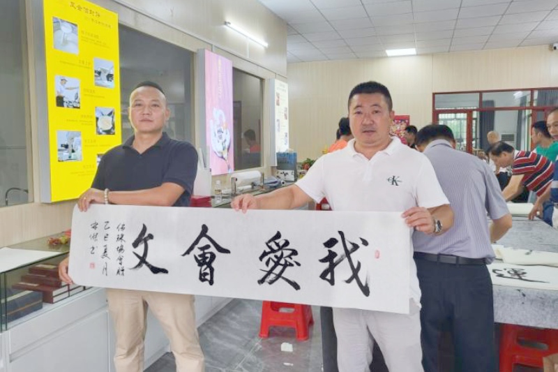 書(shū)畫(huà)名家們現(xiàn)場(chǎng)即興揮毫潑墨。主辦方供圖
