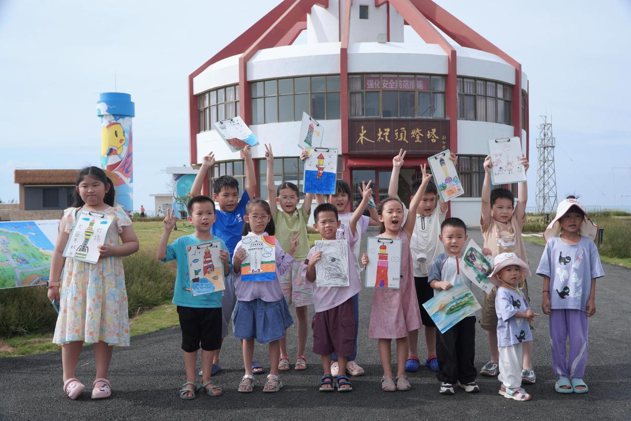 6月1日，小朋友在環(huán)島木欄頭燈塔文化驛站體驗(yàn)親子繪畫嘉年華活動(dòng)。主辦方供圖