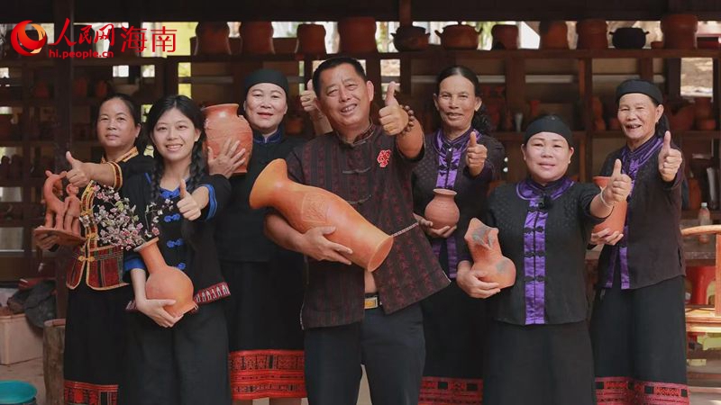 符秋蓮（右二）在三亞黑土黎陶農(nóng)民專業(yè)合作社。人民網(wǎng) 熊淑婷攝