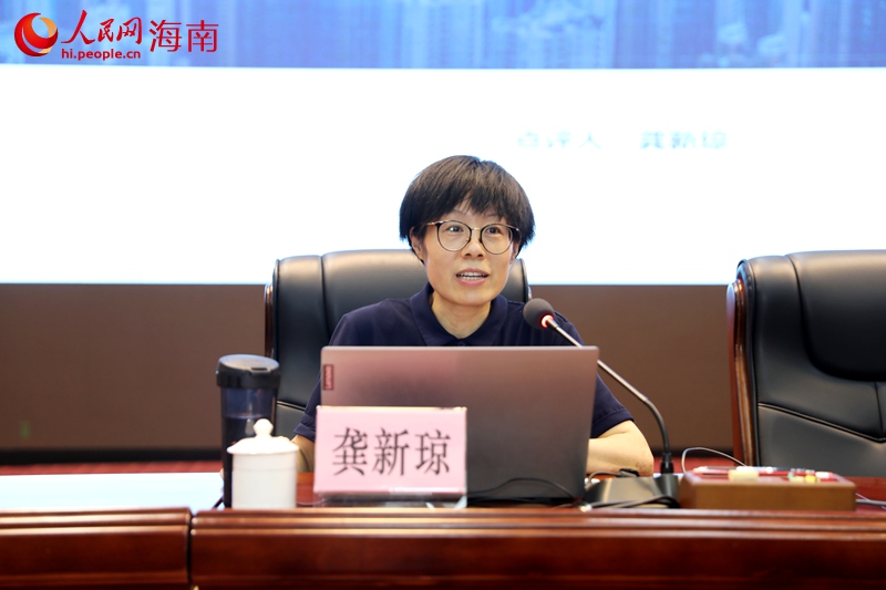 海南師范大學(xué)新聞傳播與影視學(xué)院教授、碩士研究生導(dǎo)師龔新瓊對(duì)圖文類作品進(jìn)行點(diǎn)評(píng)。人民網(wǎng)記者 符武平攝