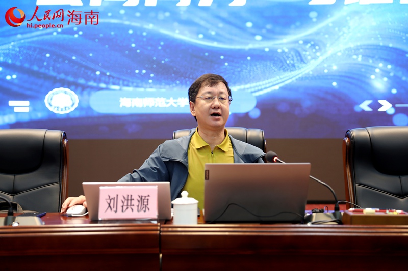 海南師范大學(xué)新聞傳播與影視學(xué)院教授、正高級(jí)編輯劉洪源現(xiàn)場(chǎng)點(diǎn)評(píng)視頻類作品。人民網(wǎng)記者 符武平攝