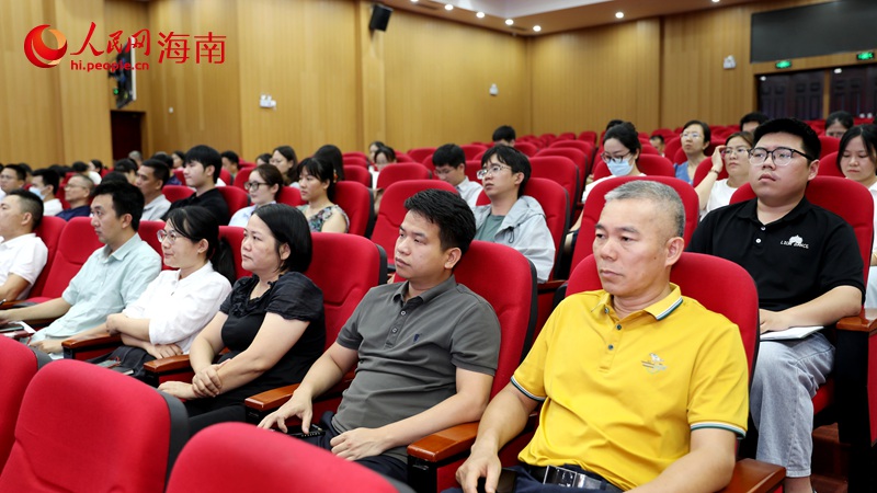 參評(píng)單位代表在現(xiàn)場(chǎng)認(rèn)真聆聽(tīng)。人民網(wǎng)記者 符武平攝