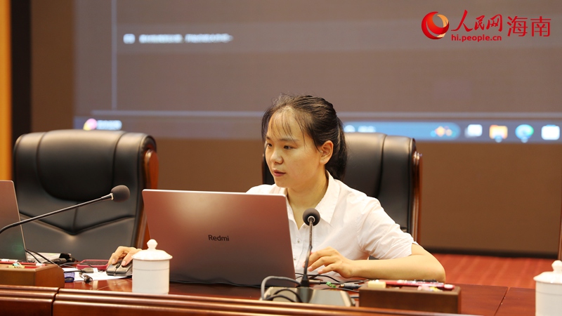 海口市瓊山區(qū)云龍鎮(zhèn)宣傳委員郭海琳作為視頻拍攝編輯制作的代表單位登臺(tái)發(fā)言交流。人民網(wǎng)記者符武平攝