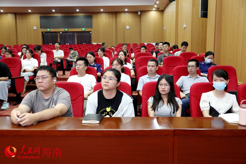 參評(píng)單位代表在現(xiàn)場(chǎng)認(rèn)真聆聽(tīng)。人民網(wǎng)記者 符武平攝