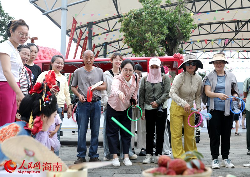 荔枝文化節(jié)活動現(xiàn)場，游客參與游戲獲得荔枝。人民網(wǎng)記者 符武平攝