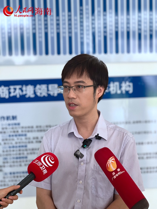 海南省營商環(huán)境建設廳政務監(jiān)管處處長廖忠芳接受媒體采訪。人民網(wǎng)記者 李學山攝
