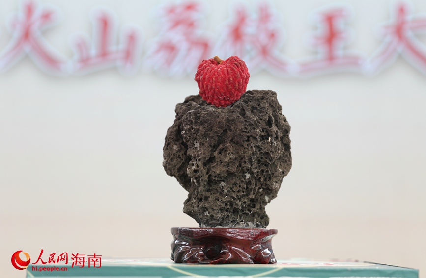 單果拍出6.8萬(wàn)元的“荔枝王”。人民網(wǎng)記者 符武平攝