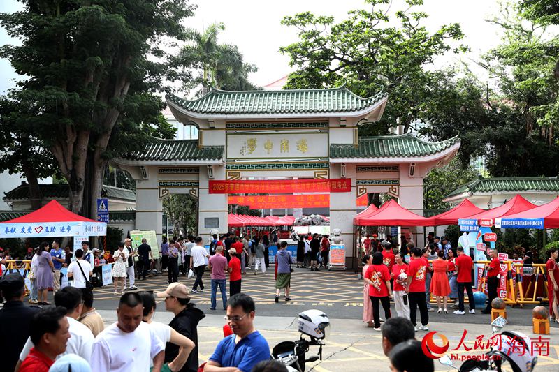 海南中學(xué)考點(diǎn)。人民網(wǎng)記者 符武平攝
