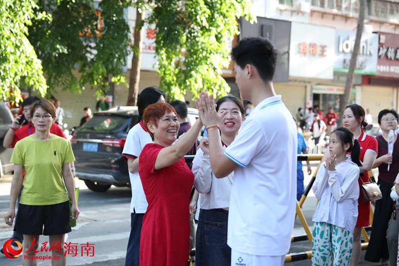 家長給考生加油鼓勁。人民網(wǎng)記者 符武平攝