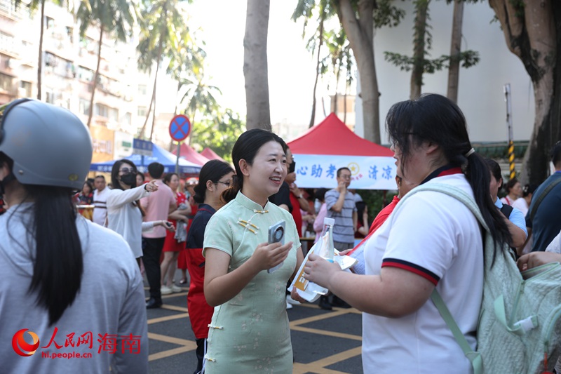 家長(zhǎng)為考生準(zhǔn)備考試用品。人民網(wǎng)記者 符武平攝
