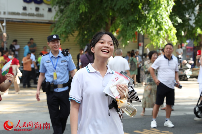 考生瀟灑走進考場。人民網(wǎng)記者 符武平攝